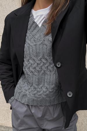 NA-KD Cable Knitted V-Neck Sweater - Storstickade plagg - Grå - S (EU 34-36)