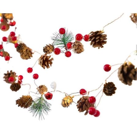 LED-jouluvalosarja koristeluun männynkävyillä, neulasilla, punaisilla marjoilla ja kelloilla sisä- ja ulkotiloihin joulujuhlien loma-sisustukseen
