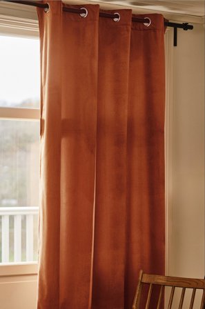 Jotex - Gardin Med Maljer i Fløyel 1-lengde Rustbrun - SAVANNAH - Kjøp Maljegardiner hos Jotex