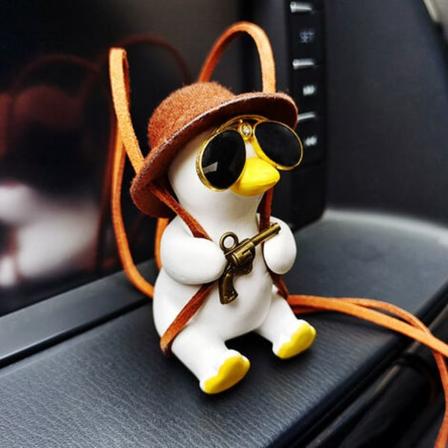 Gun Cowboy Duck auton taustapeiliriipuskoristelu Super Cool Revolver Duck Anime Car Decor Riipus Auto Ornament Gi