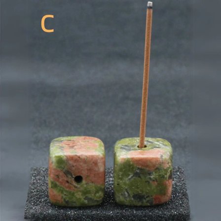 Én røkelsesbrenner, med en naturlig firkantet steinkunst kreativ base, perfekt for hjemmedekorasjon.