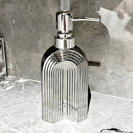 Tämä luovasti suunniteltu keraaminen lotion-annostelupullo on helppokäyttöinen ja esteettisesti miellyttävä, sopii käytettäväksi kylpyhuoneen 