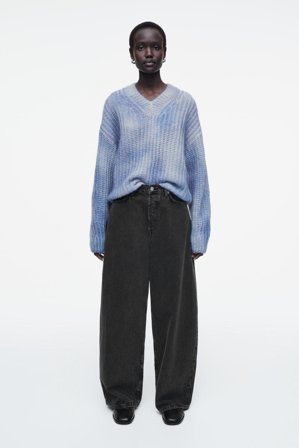 COS Femme Pull À Col En V Effet Spray En Mohair in Bleu