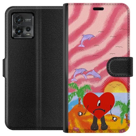 Kompatibelt Lommeboketui til Motorola Moto G72 Bad Bunny i en fargerik quiltet jakke med hjertemønster og solbriller i moderne gatestil