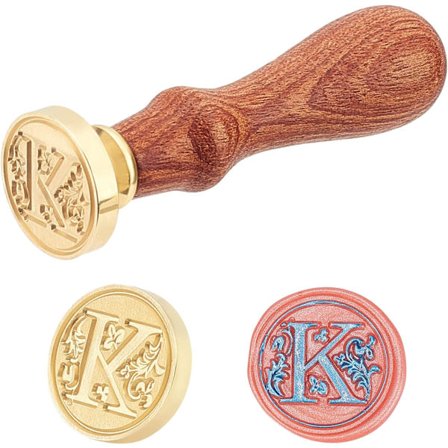 Forseglingsstempel i messing med trehåndtak og bokstav-K