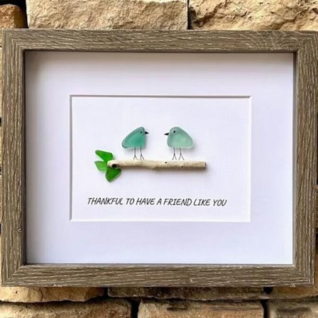 Lasimaalauslintuja oksalla Merilasisateenkaaren lintuornamentti B