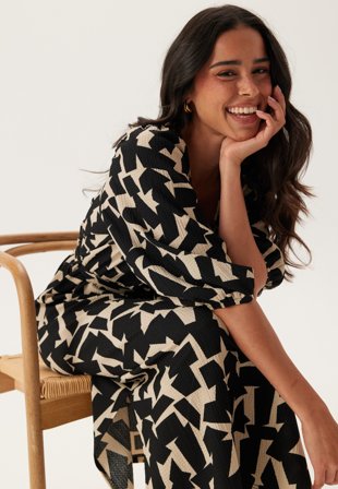 Happy Holly - Structured Puff Sleeve Midi Dress - Black/Cream - Kläder - - Bubbleroom