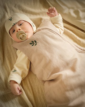 Sovepose til baby (0-6 måneder) med romslig bunn & praktisk glidelås