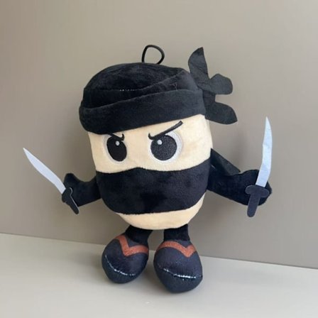 Plyslegetøj af samurai, der holder cappuccino og dobbeltsidet mælke-te kop, sammen med sahur plyslegetøj