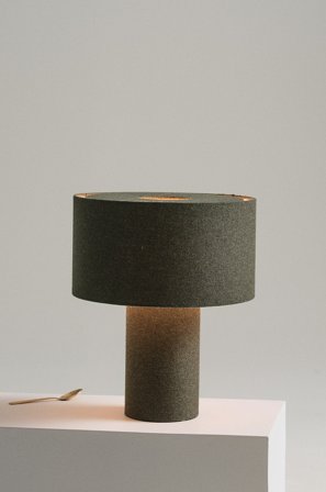 Jotex - GILLY bordlampe Mørk brun/grønn - Kjøp Bordlamper hos Jotex