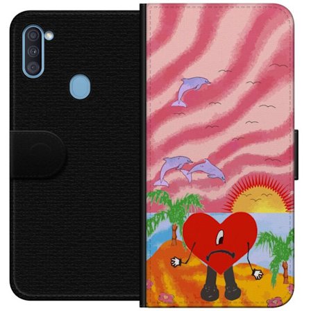 Kompatibel Tegnebogsetui til Samsung Galaxy A11 Bad Bunny i en farverig quiltet jakke med hjertemønster og solbriller i moderne gade stil