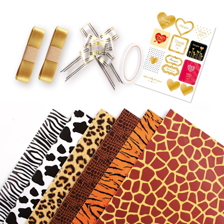 Presentpapper med leopard- och komönster, presentinslagning