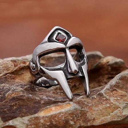 Vintage Klassisk Gotisk MF DOOM Mask Ring Punk Rostfritt Stål Herr Dam Röd Sten Ring Mode Smycken Gåvor
