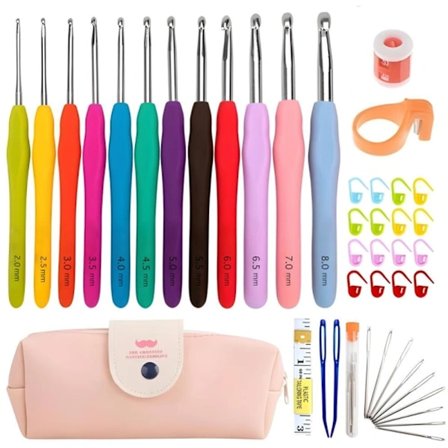 45-osainen setti virkkuukoukulla, merkillä, mittanauhalla - Neulottu Monivärinen