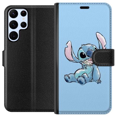 Kompatibelt Lommeboketui til Samsung Galaxy S24 Ultra Håndtegnet illustrasjon av sittende Stitch mot lysblå ensfarget bakgrunn