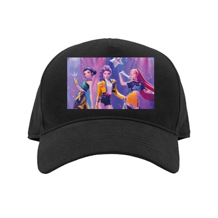 Lippalakki K-pop Demon Hunters tyttöryhmä neonvalaistulla lavalla, jossa diskovalot, futuristiset asut, voimakkaat värit ja energinen pop-esteettis