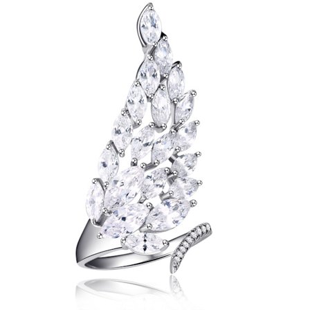 Vacker stor ring med strasskristaller