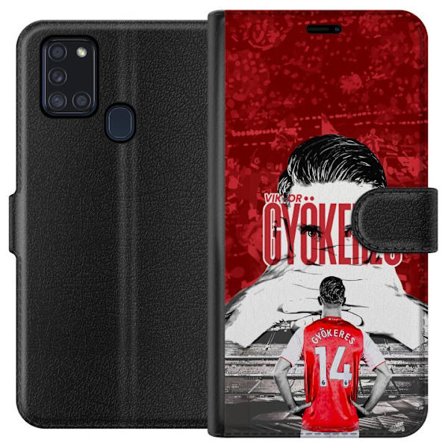 Yhteensopiva Lompakkokotelo Samsung Galaxy A21s Punainen dramaattinen kollaasikuva, jossa esiintyy Viktor Gyökeresin muotokuva ja pelaajia takaapäin a