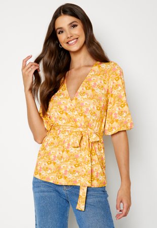 Happy Holly - Jalona wrap top - Yellow / Floral - Kläder - - Bubbleroom Omlottklänning