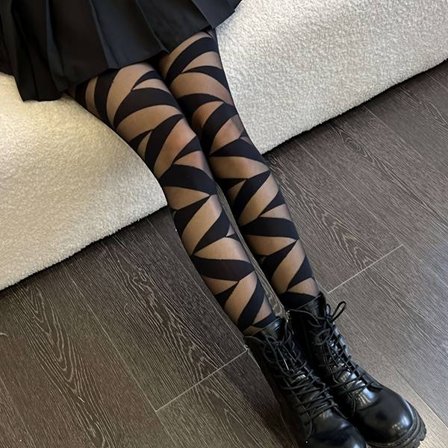 Geometrisk mønster der ikke stemmer overens med sexede sorte strømper.