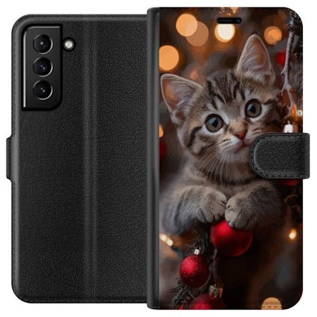 Samsung Galaxy S21+ 5G Tegnebogsetui Sød killing mellem julepynt og varme lys med nysgerrige øjne der kigger op, omgivet af dekorationer der skaber