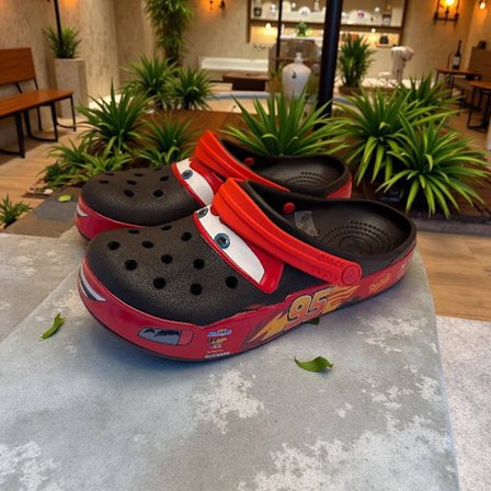 Crocs Lightning McQueen ulkoilutossut, mustat slip-on sandaalit, unisex-koko M7 W9