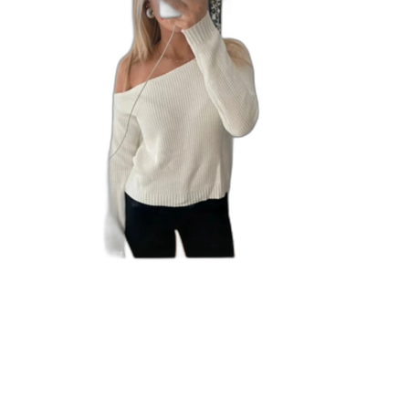 Vit ribbad offshoulder stickad tröja
