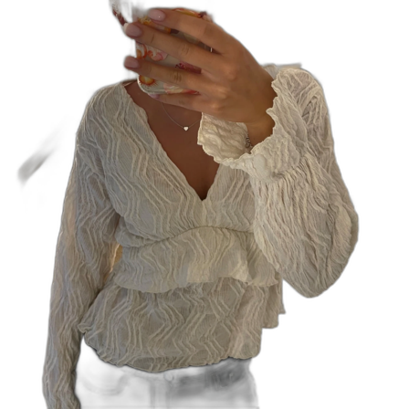 Vit blus med volanger