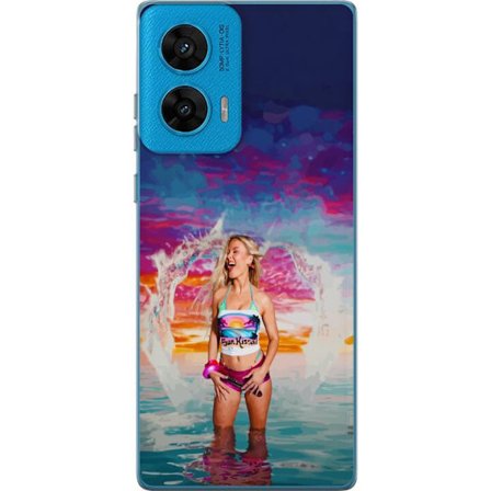 Kompatibel Mobilcover til Motorola G96 Blond kvinde i farverigt strandtøj, der leger i havet ved solnedgang