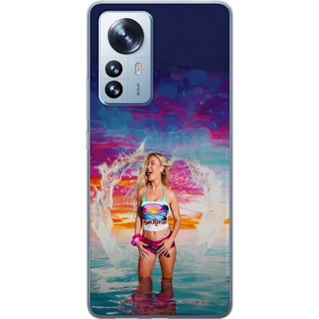 Kompatibelt Mobildeksel til Xiaomi 12 Pro Blond kvinne i fargerik strandantrekk som leker i havet ved solnedgang