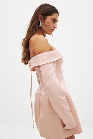 NA-KD Off Shoulder Satin Mini Dress - Skulderløse kjoler - Lyserød - EU 36