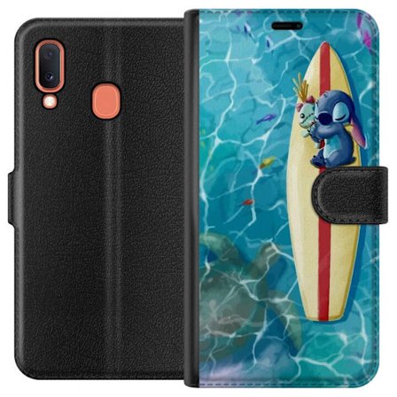 Kompatibel Tegnebogsetui til Samsung Galaxy A20e Afslappende illustration af Stitch der hviler på et surfbræt i klart turkisfarvet vand