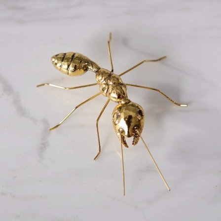 Gullmyreskulptur i messing, metallskrivebordsdekorasjon 2,3x3,6 tommer