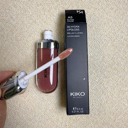 Myk og fyldig 3D Lip Gloss | Flytende formel med applikator for en jevn, blank finish og komfortabel påføring.