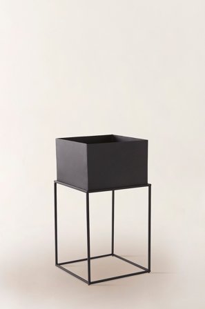 Jotex - Potte Med Stativ 32x32 Cm Matt svart - BYRON - Kjøp Hagekrukker hos Jotex