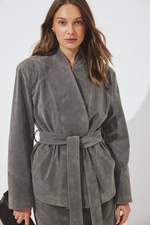 Pelin x NA-KD Veste courte en imitation daim à détail noué - Vestes en similicuir - Gris - EU 32