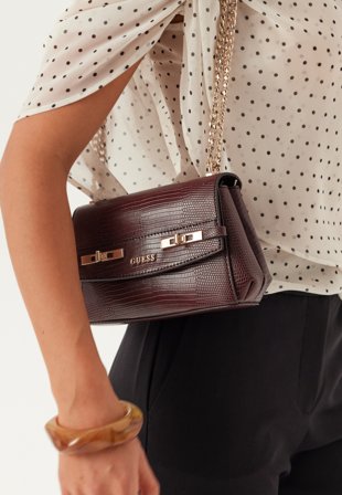 Guess - Melinda Mini Cnvrtbl Xbdy Flap - Burgundy - Kläder - - Bubbleroom