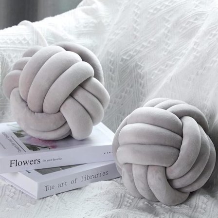 2 stk. runde puter, myke knuteballer, dekorative puter