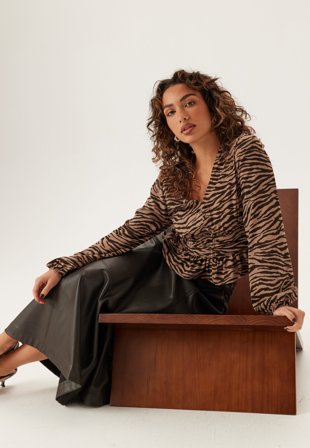 BUBBLEROOM - V-neck Button Blouse - M