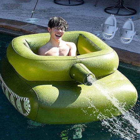 Oppblåsbar tank med vannpistol, oppblåsbar tankbassengtype vannsprayring, oppblåsbar leke med håndpumpe, sommerbadeland flytende basseng for barn