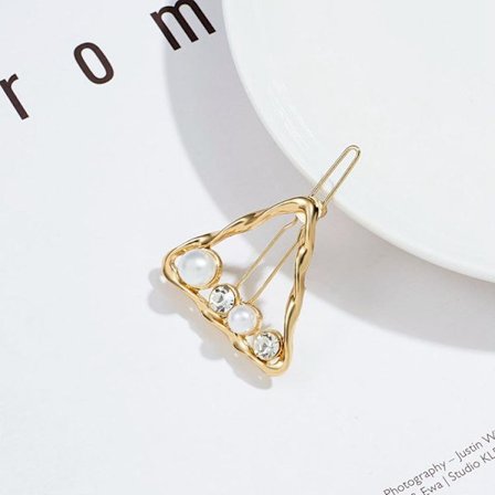 Smukt hårklip med strass og perler i trekant