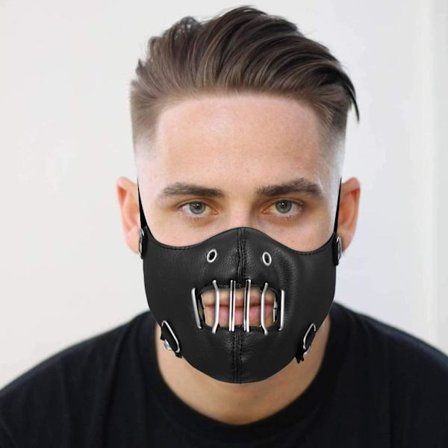 Lædermaske med åndehuller og metalgitter