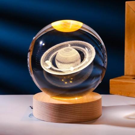 3D Saturnus-planeetan kristallikuula yövalolamppu, avaruusgalaksin kristallikuula puualustalla, 3D-kaiverrettu aurinkokunnan kristallikuula LED-