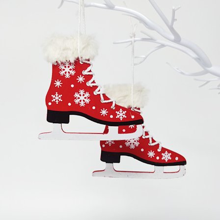 Julepynt i tre med hulrom i form av skøyter