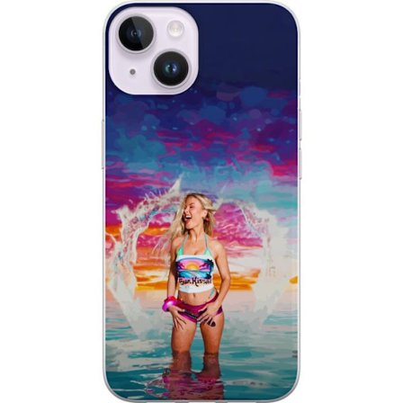 Kompatibelt Mobildeksel til Apple iPhone 15 Blond kvinne i fargerik strandantrekk som leker i havet ved solnedgang