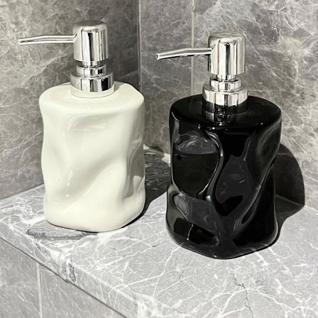 Keramisk emulsjonsflaske med bretekstur, innovativ design.