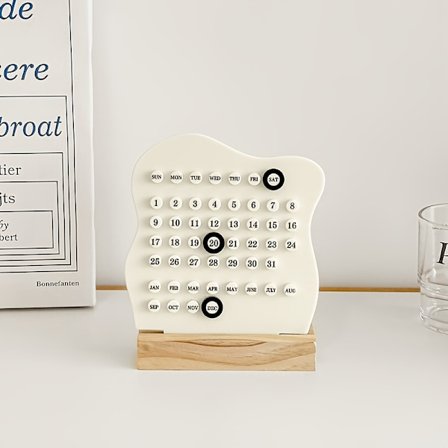 En elegant skrivebordskalender i tre med ukevisning.