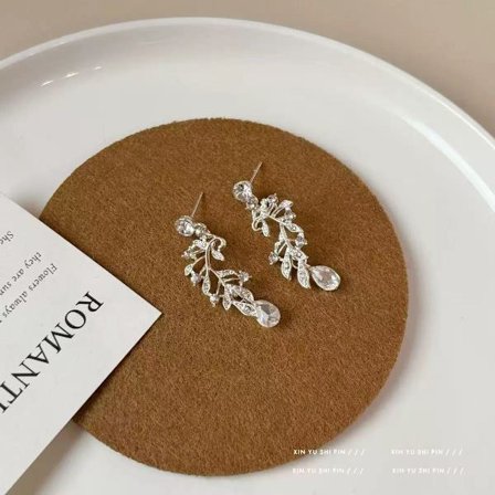 Halsband i tung industriell stil med gnistrande diamantvattenfall och tofsar, perfekt till aftonklänningen, kombinerat med ett modernt, utsökt och 