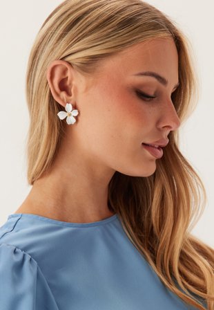 BY JOLIMA Lilly Flower Earring White Onesize