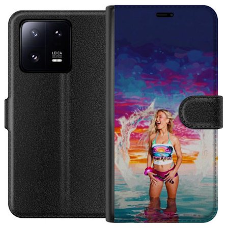 Kompatibel Tegnebogsetui til Xiaomi 13 Pro Blond kvinde i farverigt strandtøj, der leger i havet ved solnedgang